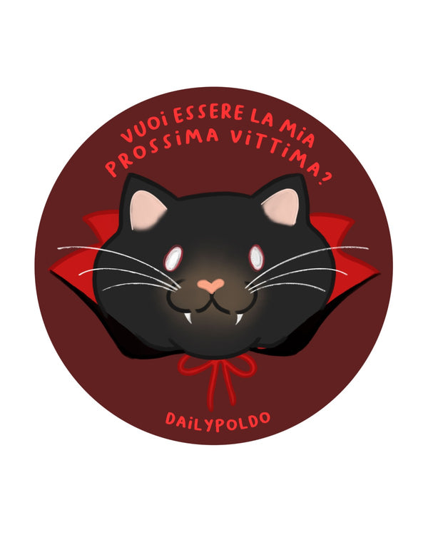 Il gatto Bit con mantello da vampiro rosso, occhi bianchi, zanne e fiocco rosso, su sfondo bordeaux con scritta a semicerchio