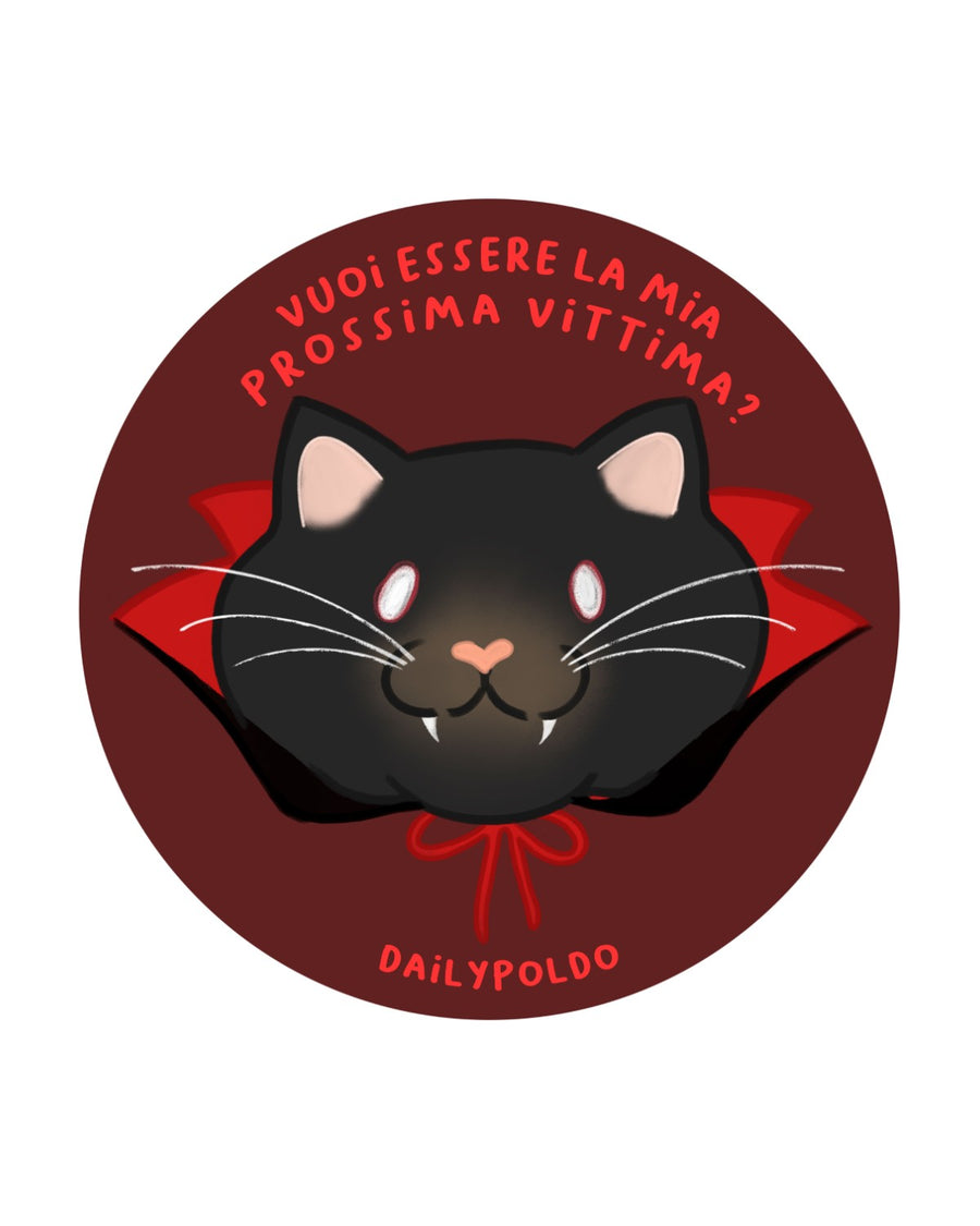 Il gatto Bit con mantello da vampiro rosso, occhi bianchi, zanne e fiocco rosso, su sfondo bordeaux con scritta a semicerchio