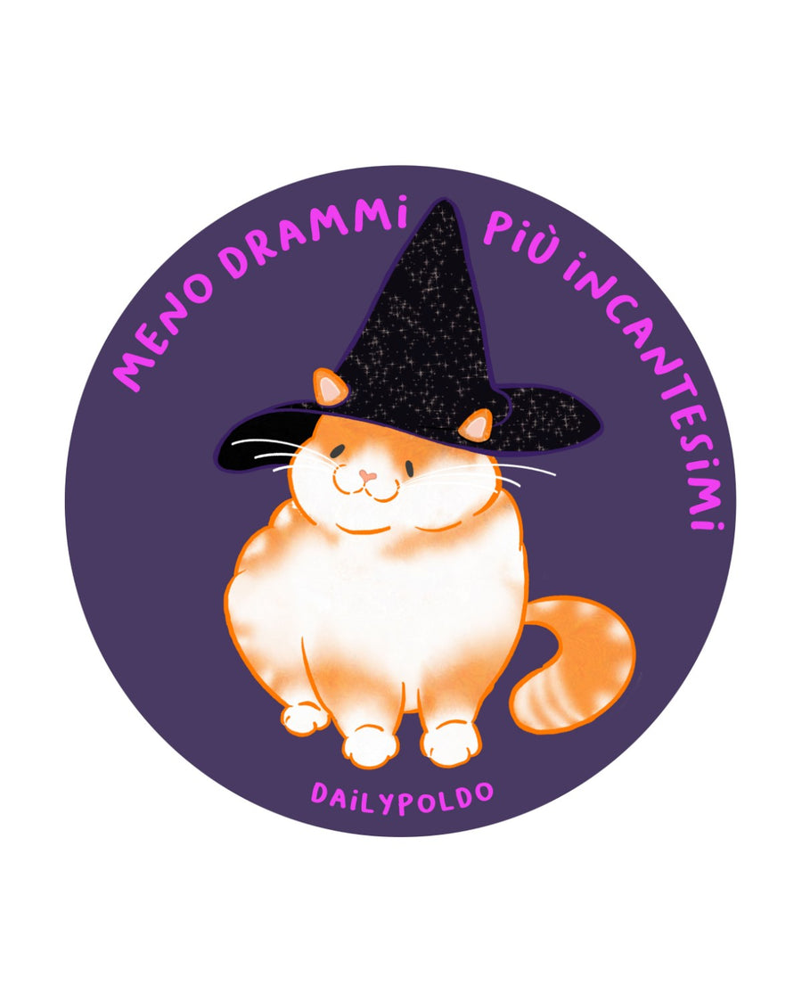 Gatto arancione e bianco con cappello da strega stellato su sfondo viola, con la scritta Meno drammi più incantesimi