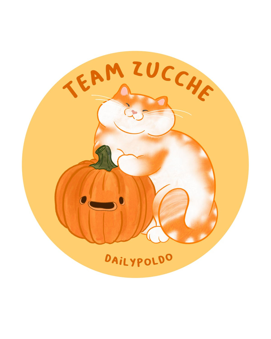 Gatto arancione e bianco tondo che abbraccia a occhi chiusi una zucca intagliata, con la scritta Team zucche su fondo giallo